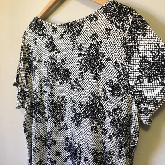 Michel Studio B&W Floral Lace Print Stretchy V-Neck Modern Tee - Picture 7 of 16
